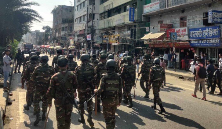 সেনাবাহিনী দেখেই রিকশাচালকদের পলায়ন, পথচারীদের ধাওয়া